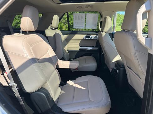 Used 2022 Ford Explorer XLT w/ Equipment Group 202A image 21