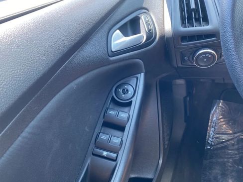 Used 2017 Ford Focus SE FWD image 18