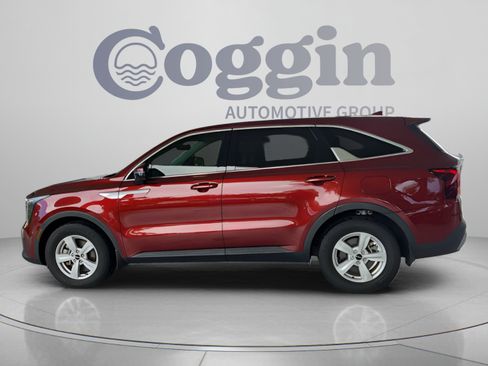 Used 2024 Kia Sorento LX FWD image 2