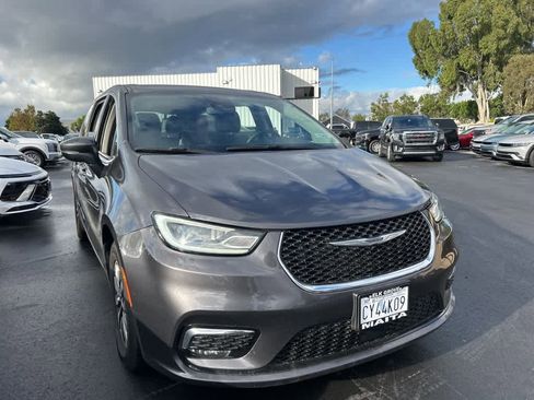 Used 2023 Chrysler Pacifica Touring-L image 1