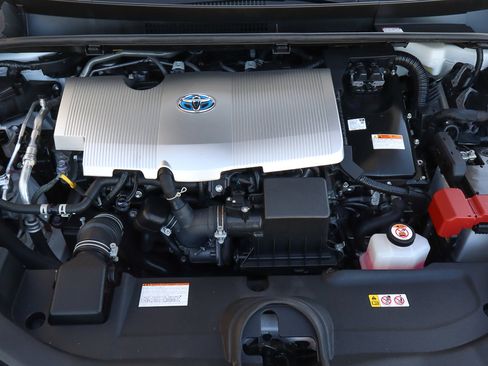 Used 2022 Toyota Prius LE image 18