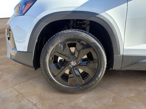 New 2026 Volkswagen Taos SE image 10