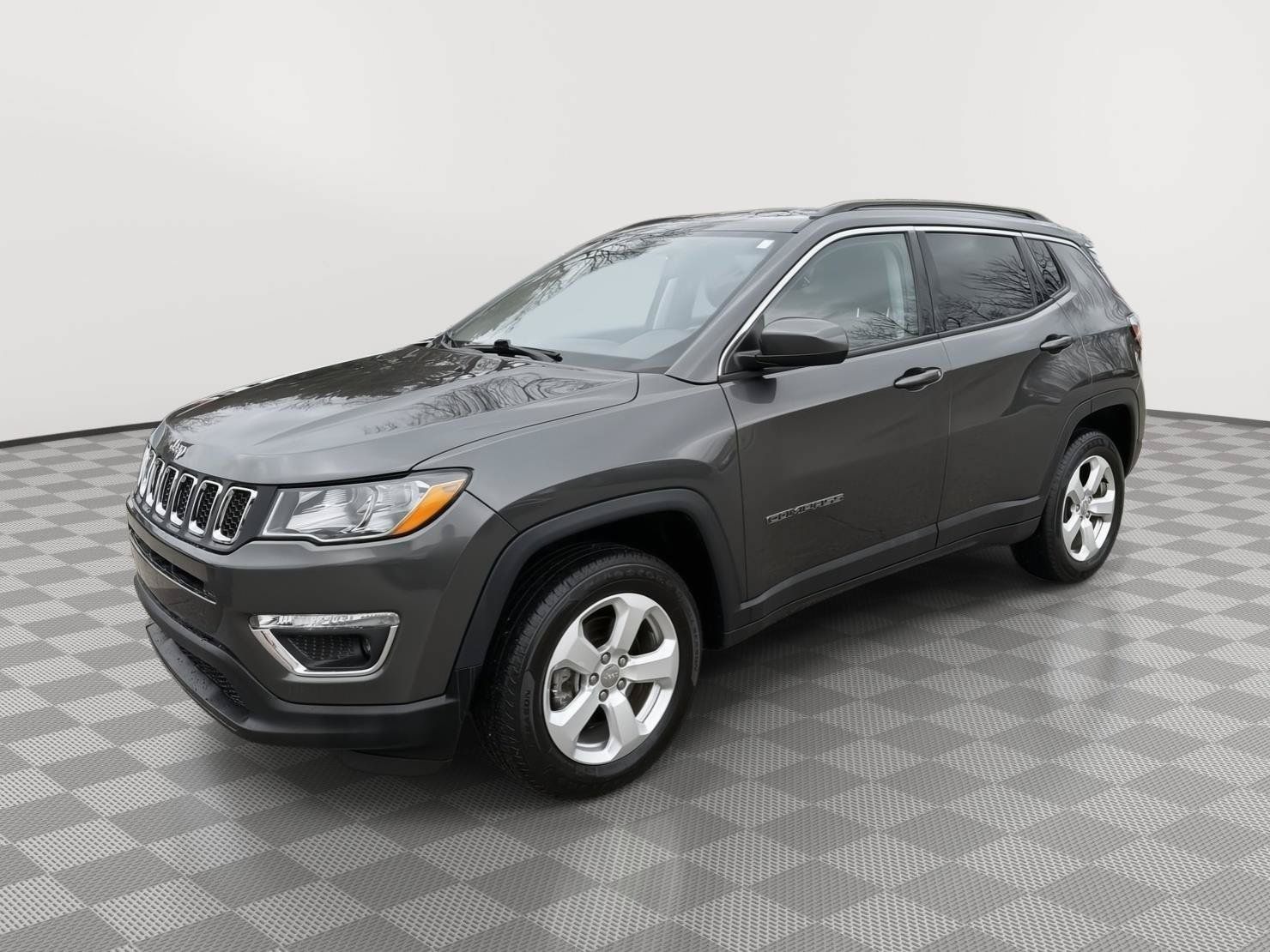 Used 2019 Jeep Compass Latitude w/ Cold Weather Group AWD/4WD image 3