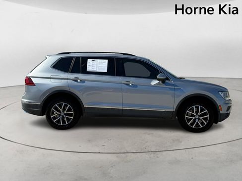 Used 2020 Volkswagen Tiguan SE w/ Panoramic Sunroof Package FWD image 3
