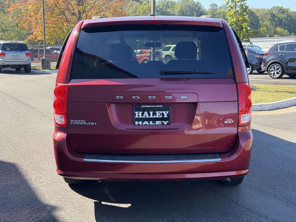 Used 2016 Dodge Grand Caravan SXT w/ UConnect Hands-Free Group FWD image 19