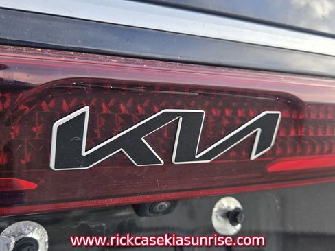 Used 2022 Kia Carnival LX FWD image 9