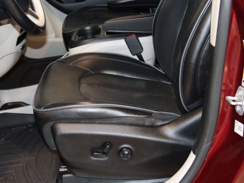 Used 2018 Chrysler Pacifica Limited FWD image 36