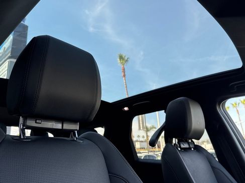 Used 2025 Land Rover Discovery Sport Dynamic SE image 18