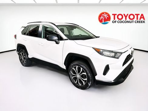 Used 2019 Toyota RAV4 LE image 1