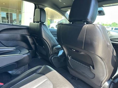 Used 2025 Chrysler Pacifica Select FWD image 42