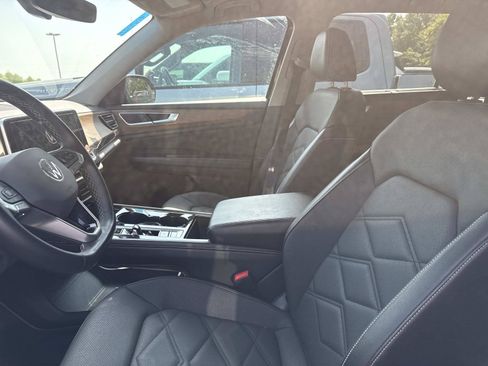 Used 2024 Volkswagen Atlas SE AWD/4WD image 3