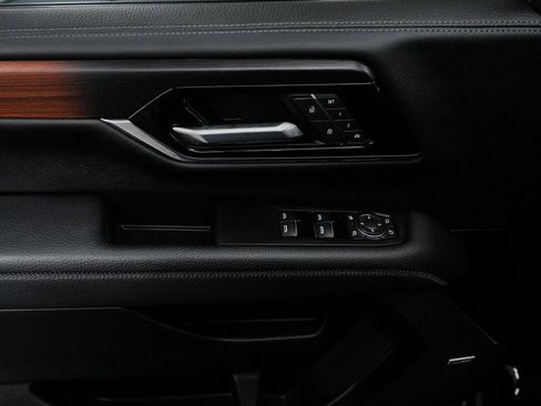 Used 2025 GMC Yukon XL Denali image 11