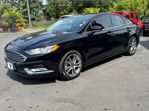 Used 2017 Ford Fusion SE w/ Equipment Group 201A FWD image 3