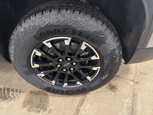 Used 2024 Chevrolet Traverse Z71 image 8