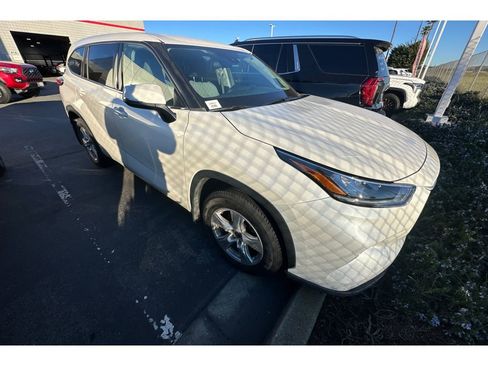 Used 2020 Toyota Highlander LE image 2