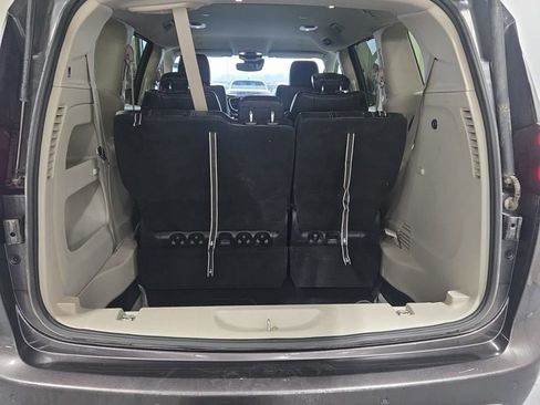 Used 2023 Chrysler Pacifica Touring-L image 8