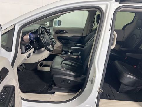 Used 2019 Chrysler Pacifica Touring-L image 17