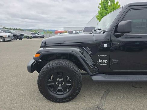 Used 2018 Jeep Wrangler Unlimited Sahara AWD/4WD image 18