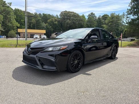 Used 2022 Toyota Camry SE FWD image 2