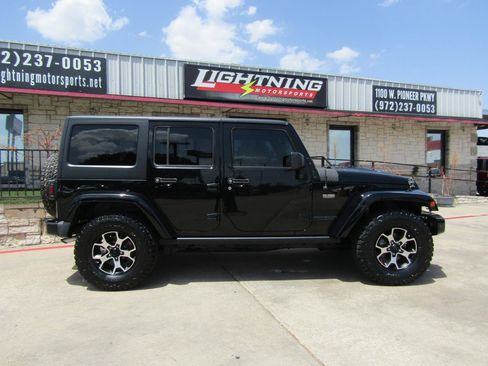 Used 2017 Jeep Wrangler Unlimited Sahara AWD/4WD image 5