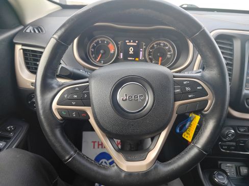 Used 2016 Jeep Cherokee Latitude w/ Cold Weather Group image 18