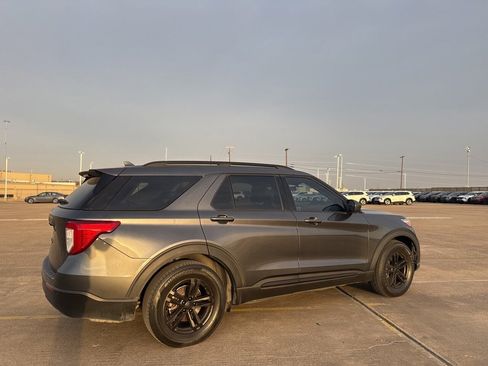 Used 2020 Ford Explorer XLT image 14