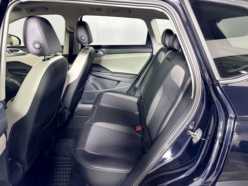 Certified 2025 Volkswagen Taos SE image 20