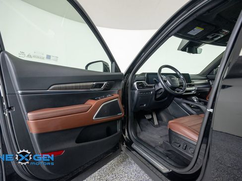 Used 2024 Kia Telluride SX Prestige w/ Towing Package AWD/4WD image 9