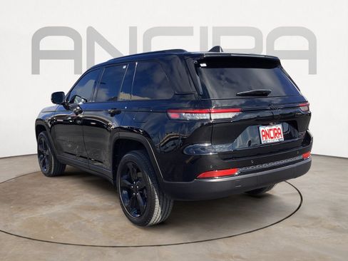 Used 2025 Jeep Grand Cherokee Altitude RWD image 12
