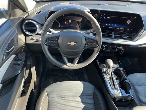 Used 2025 Chevrolet Trax LT image 8