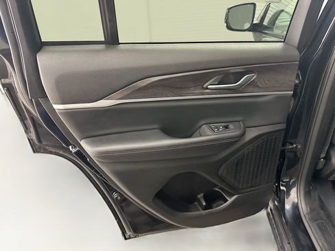 Used 2023 Jeep Grand Cherokee Limited AWD/4WD image 27