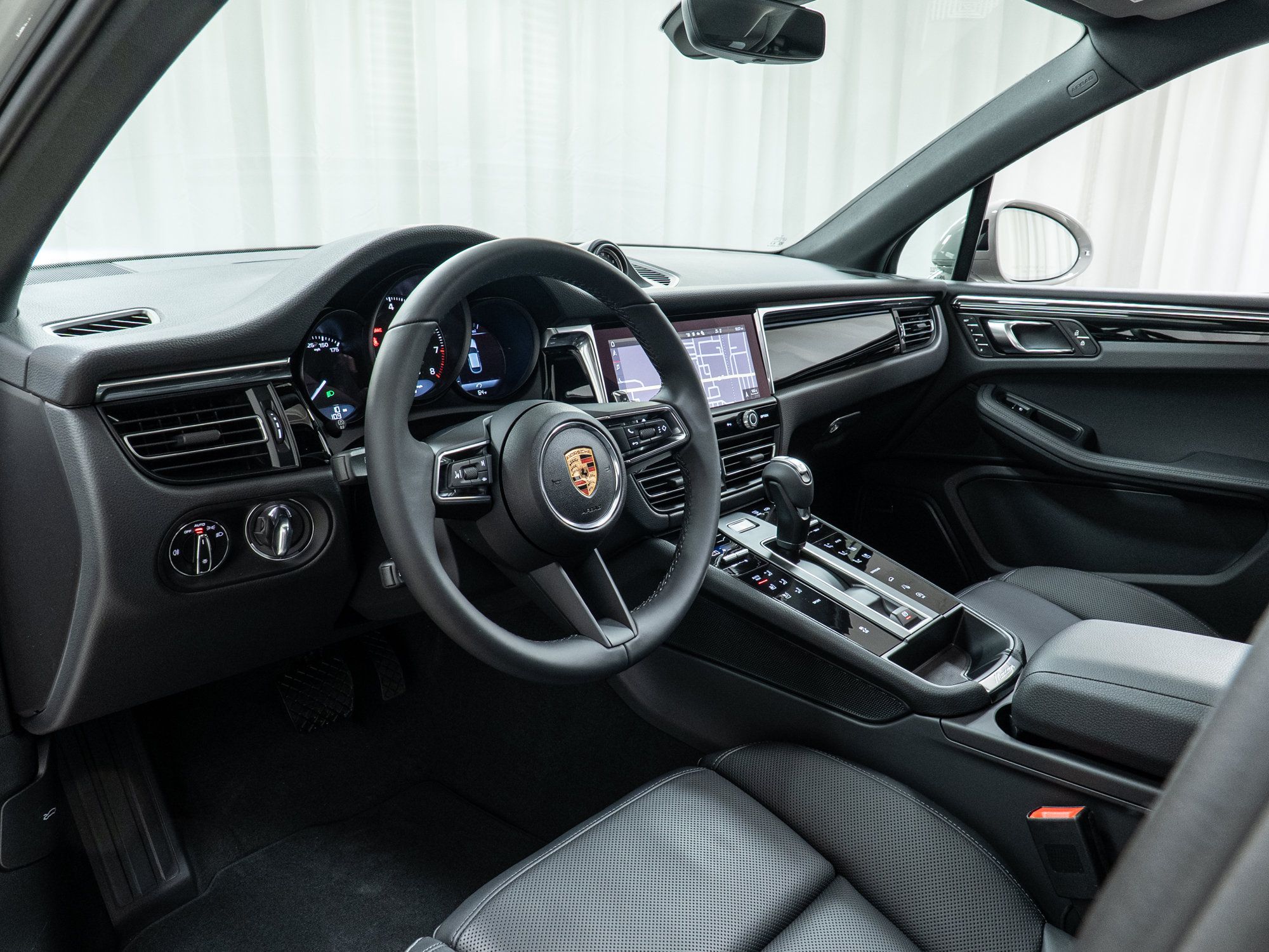 Certified 2025 Porsche Macan AWD/4WD image 4