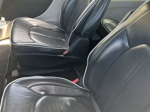 Used 2023 Chrysler Pacifica Limited FWD image 6