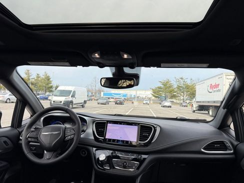 Used 2025 Chrysler Pacifica Limited image 38