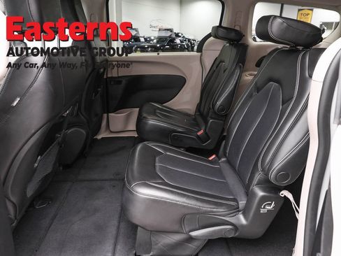Used 2023 Chrysler Pacifica Touring-L FWD image 22