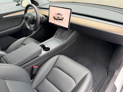 Used 2023 Tesla Model Y AWD image 18