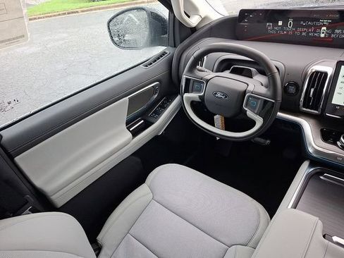 New 2025 Ford Expedition Max Platinum image 9