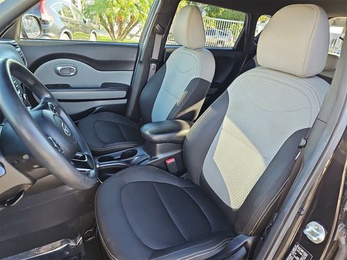 Used 2016 Kia Soul + image 14