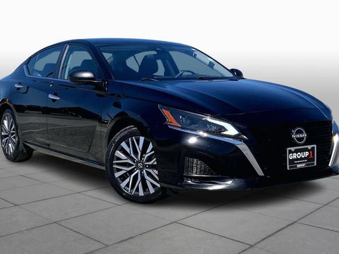 Used 2024 Nissan Altima 2.5 SV image 3