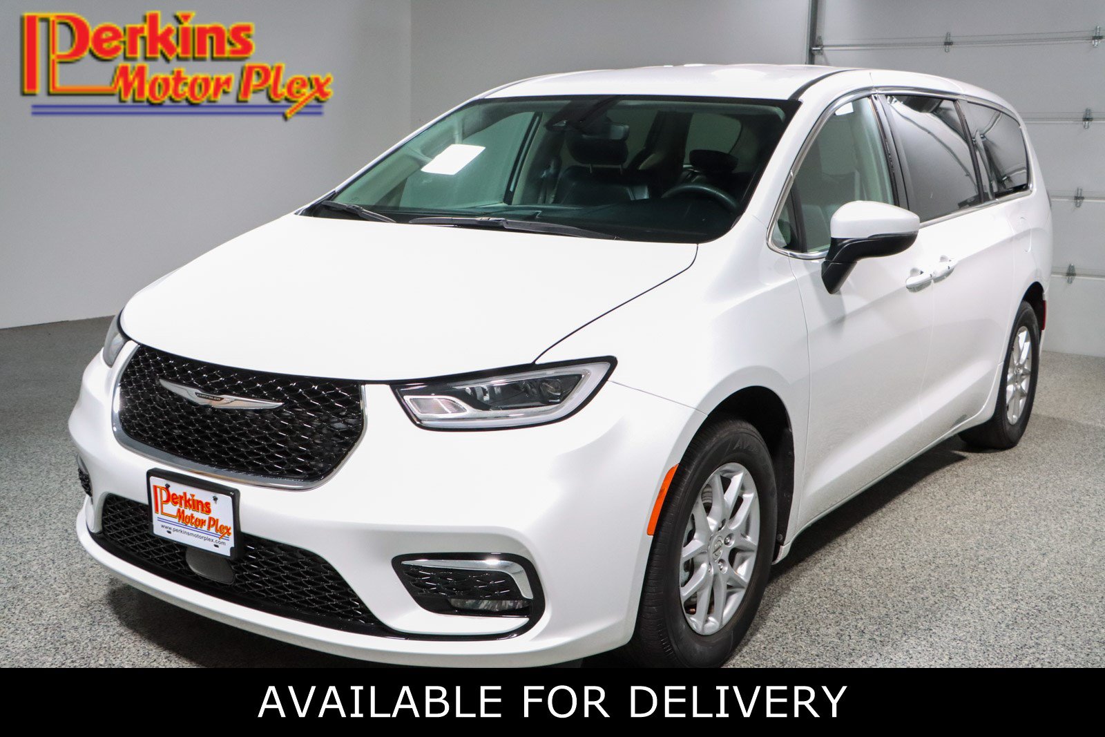 Used 2023 Chrysler Pacifica Touring-L FWD image 1