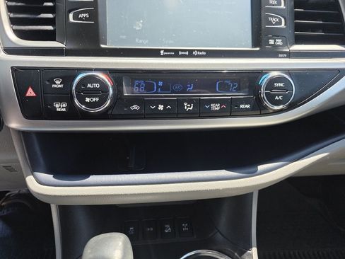 Used 2017 Toyota Highlander XLE AWD/4WD image 31