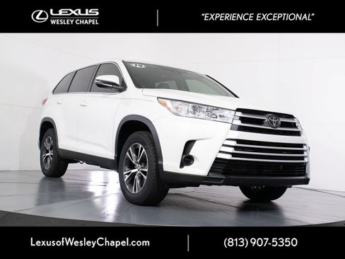 Used 2019 Toyota Highlander LE FWD image 1