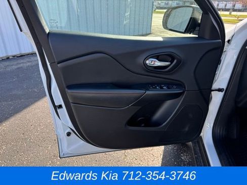 Used 2022 Jeep Cherokee Trailhawk w/ Technology Group B image 21