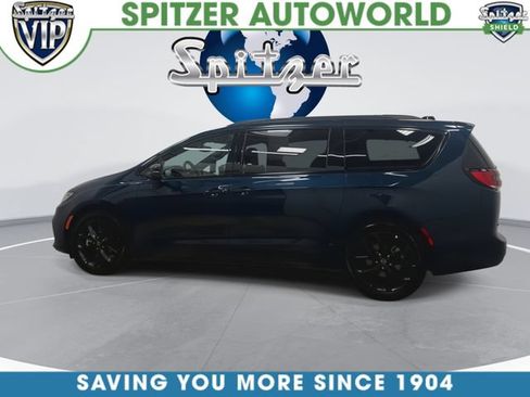 Used 2025 Chrysler Pacifica Limited FWD image 7