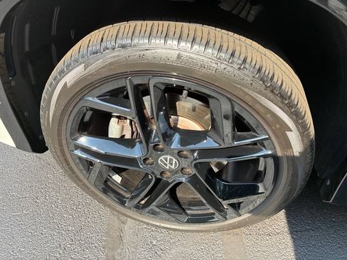 Used 2025 Volkswagen Tiguan SE R-Line AWD/4WD image 12