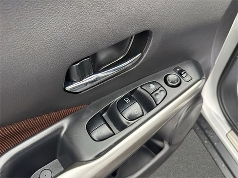 Used 2018 Nissan Kicks SR w/ Exterior Package image 12