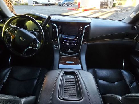 Used 2020 Cadillac Escalade Luxury image 11