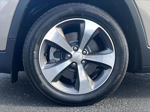 Used 2019 Jeep Cherokee Limited image 8