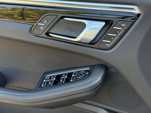 Used 2025 Porsche Macan AWD/4WD image 27