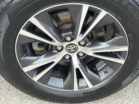 Used 2019 Toyota Highlander Plus AWD/4WD image 9